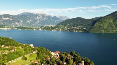 Tremezzo 'daki Como Gölü' nün büyüleyici güzelliğini deneyimleyin, arka plandaki yemyeşil, sakin suları ve görkemli dağları vurgulayın. Doğa aşıkları için mükemmel..