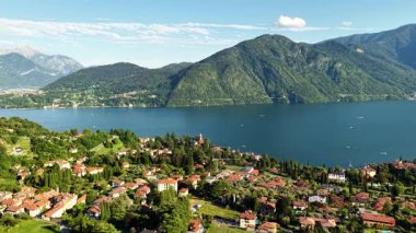 Como Tremezzo Gölü 'nün yukarısından nefes kesici manzaralar, berrak bir gökyüzünün altında yemyeşil tepeler ve dingin mavi suların arasına yerleşmiş pitoresk köyler..