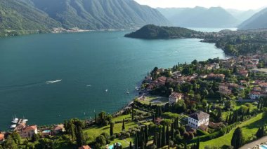 Tremezzo 'daki Como Gölü' nün nefes kesici hava manzarasını araştırın. Bereketli yeşillikler, pitoresk evler ve sakin sular bu çarpıcı manzarada görkemli dağlarla kusursuz bir şekilde harmanlanır..
