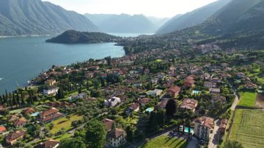 Tremezzo 'daki Como Gölü' nün göz kamaştırıcı hava perspektifini deneyimleyin, yemyeşil, ışıl ışıl sular ve dağlık zemin arasında yuva yapmış pitoresk villalar..