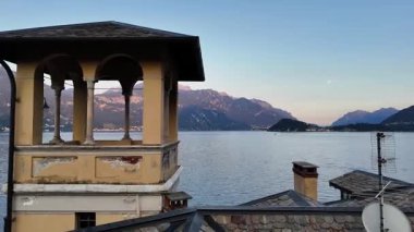 Como Gölü 'nün nefes kesici güzelliğini bu çarpıcı hava manzarasıyla yaşayın. Sakin sular etrafındaki dağları yansıtırken büyüleyici mimari manzarayı da ekliyor..