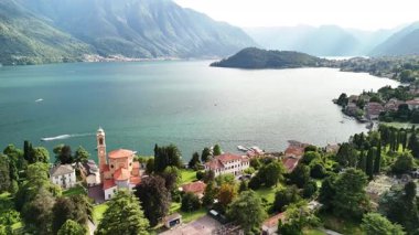 Como Gölü 'nün nefes kesici hava perspektifini keşfedin. Sakin sularını, yemyeşil sularını ve yumuşak gün ışığında büyüleyici mimarisini vurgulayın. İtalya 'da doğa güzelliği keşfedilmeyi bekliyor.