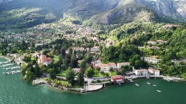 Como Gölü 'nün nefes kesen manzaraları, görkemli köyleri, yemyeşil tepeleri ve sakin sularıyla. Bu hava manzarası İtalya 'nın ikonik hedefinin güzelliğini yansıtıyor..