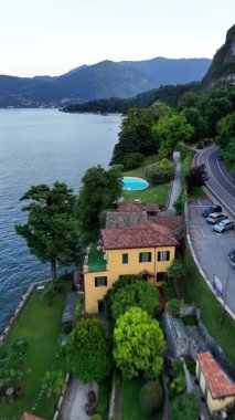 Bu çarpıcı hava manzarası İtalya 'nın Como Gölü' nün güzelliğini yansıtıyor. Canlı yeşillik, dingin sular ve göl kenarı boyunca büyüleyici bir mimari..