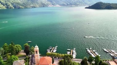 İtalya 'daki Como Gölü' nün, zengin mavi suları, yemyeşil alanları ve büyüleyici marinaları gösteren havadan bir perspektifini deneyin. Bu ikonik yerin huzur veren güzelliğinin tadını çıkar..