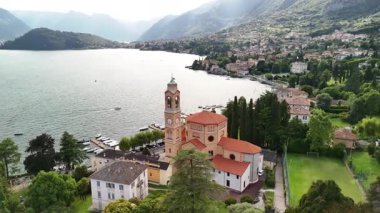 Como Gölü 'nün büyüleyici hava perspektifini tecrübe edin. Resimli manzarayı, büyüleyici yapıları ve İtalya' nın ünlü varış noktasının huzurlu sularını sergileyin..