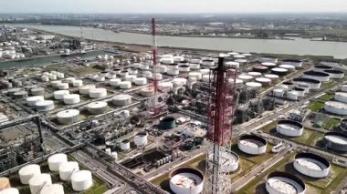 Antwerp, Belçika 'da, Avrupa' nın en büyük petrol rafinerilerinden biri etkileyici depolama tankları ve altyapısıyla çalışır ve enerji sektörü ve yerel ekonomiye önemli ölçüde katkıda bulunur..