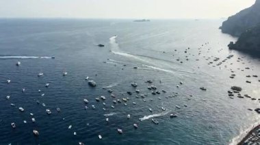 Positano 'nun büyüleyici kıyı manzarasına tanık olun. Dalgalı sularda yüzen tekneler gibi. Bu zaman çizelgesinde İtalya 'nın Amalfi Sahili' nin cazibesini somutlaştıran çarpıcı uçurumlar ve zengin mavi deniz görülüyor..