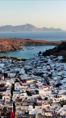 Lindos, Yunanistan 'ın güzelliğini gökyüzünden deneyimleyin. Büyüleyici beyaz binaları, pitoresk kıyı şeridini ve bu ikonik konumu tanımlayan berrak mavi suları keşfedin..