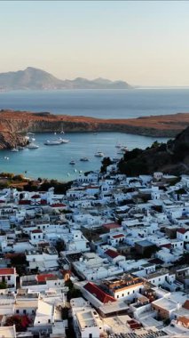 Yunanistan 'ın Rodos kentindeki büyüleyici Lindos kasabasını keşfedin. Altın saat boyunca beyaz binaları, kristal berrak suları ve pitoresk manzaraları gösteren nefes kesici hava manzaralarının tadını çıkarın..