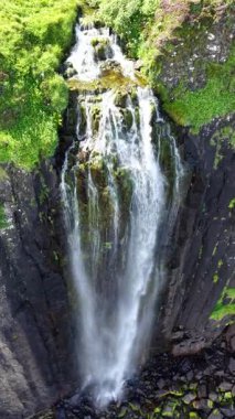 İskoçya 'nın Skye Adası' ndaki görkemli bir yamaçtan aşağı süzülen su gibi doğanın sihrini hissedin. Bu hava manzarası, bereketli çevreyi ve nefes kesici güzelliği gözler önüne seriyor..