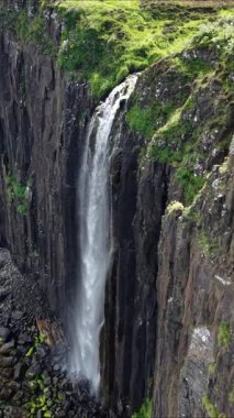 Göz kamaştırıcı Skye Adası 'nın üzerinde süzülür ve engebeli uçurumlardan dökülen görkemli şelaleye hayret eder. Bu uzak İskoç cennetinde doğanın güzelliğini tecrübe et..