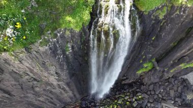 İskoçya 'daki Skye Adası' ndaki engebeli uçurumlardan dökülen şelalenin nefes kesici güzelliğine tanık olun. Bu hava perspektifi doğanın sanatsal gücünü ve zarafetini yakalar..