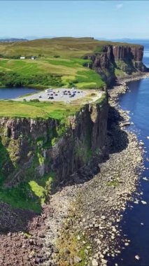 Görkemli uçurumlarının ve yemyeşil yeşilliğinin göz kamaştırıcı hava manzarasıyla Skye Adası 'nın nefes kesici güzelliğini yaşayın. Bu büyüleyici yer, İskoçya 'nın çeşitli doğasına bir göz atma imkanı sunuyor..