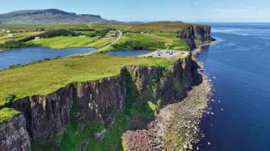 Uçurumların engebeli manzarasını ve Skye Adası 'nın canlı yeşilliğini görün. Çarpıcı sahil şeridi ve yuvarlanan tepeler tüm izleyicileri cezbeden görkemli bir manzara yaratıyor..
