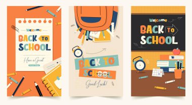 Okul posterlerinde kırtasiye malzemeleri, kitaplar ve karatahta unsurları vardı. Eğitim ve akademik temalar için ideal.