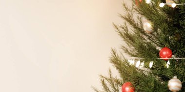 Mücevherlerle ve parıldayan ışıklarla süslenmiş bir Noel ağacının yakın çekimi, şenlikli ruhu üç boyutlu detaylı bir canlandırmayla somutlaştırıyor..