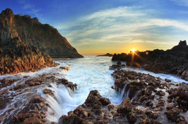 Okyanus Dalgaları Günbatımında Kayalara Çarpıyor Renkli Gökyüzü ve Hilal Ay Semeti Mawi Plajı Lombok Endonezya 'da