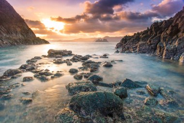 Gündoğumu Kıyı Kayalıklarını ve Yumuşak Dalgaları Aydınlatır Semeti Mawi Plajı Lombok Endonezya 'da Şafak Güzelce Süzülür