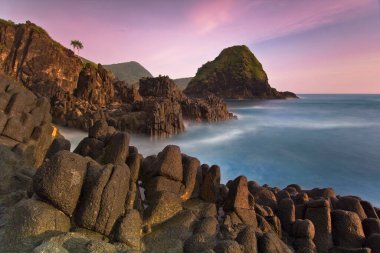 Sahil Kayalıkları Gün Batımında Okyanus Dalgalarıyla Buluştu. Huzurlu Güzellik ve Manzara Manzaralarıyla. Telawas Plajı Lombok Endonezya