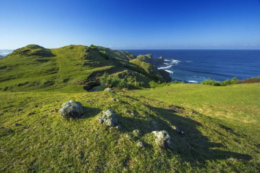 Yeşil Tepeler Mavi Okyanusla Tanışıyor Sahilde güneşli bir günde Lush Vegetation Tranquilly ile Mereje Hills, Lombok, Endonezya