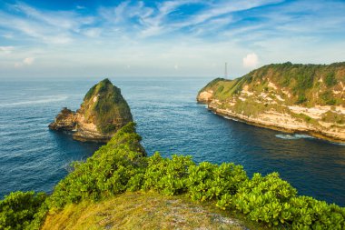 Sahil Kayalıkları Endonezya, Lombok, Tunak Hill 'deki Berrak Vegetasyon ve Manzaralı Huzurlu Okyanus Koyu' na Bakar.
