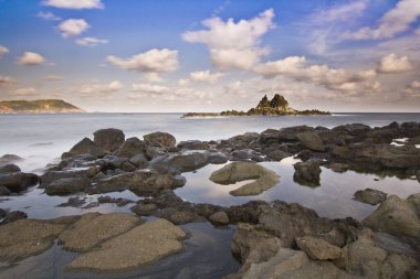 Rocky Coast Bulutlu Gök Altında Sakin Okyanus Suyuyla Buluştu Günbatımında Huzurlu Lencing Sahili, Lombok Endonezya