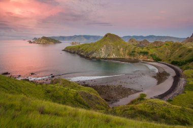 Pembe Günbatımı Okyanus ve Adaları Resmediyor, Padar Adası, Komodo Bölgesi, Labuan Bajo Endonezya 'daki Dusk' ta Huzurlu bir Manzara Oluşturuyor.