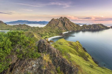 Ada manzarası, Padar Adası, Komodo Bölgesi, Labuan Bajo Endonezya 'da Doğanın Huzurlu Güzelliği Manzarasıyla Gün batımında Okyanusu kucaklıyor.