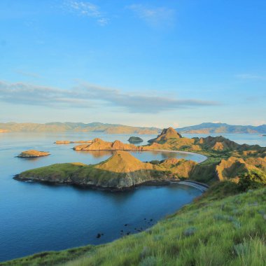 Ada Zıpzıp Sersemletici Okyanus Manzaraları Oluşturdu Lush Green Hills Padar Adası, Komodo Bölgesi, Labuan Bajo Endonezya.