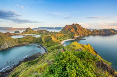 Lush Green Hills ile birlikte Ocean Bay 'e bakan ada manzarası Padar Adası, Komodo Bölgesi, Labuan Bajo Endonezya' da Sunrise 'da..