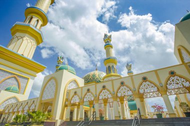 Mataram, 28 Temmuz 2021, İslam merkezi Lombok, Endonezya. Görkemli Cami Mimarisi: Kubbeler, Minareler ve Süslü Detaylar Açık Mavi Gökyüzü Altındaki Kutsal Bina Adorn.