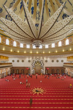 Mataram, 28 Temmuz 2021, İslam merkezi Lombok, Endonezya. Büyük Cami İçişleri Gösterileri Tavan Tasarımı ve Dua Salonunu Dua Eden Dua edenlerle Gösteriyor Saygılarımla