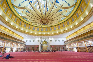 Büyük Cami İç Gösterileri Tavan Tasarımı ve Dua Salonunu Mimari Detaylar, İslami Sanat ve Ruhsal Ambiyansla Süsledi.