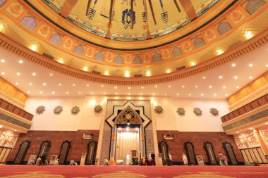 Büyük Cami İç Tasarımı Gösterileri Dekoratif Detaylar, İslami Mimari ve Dualar Salonu Altın Kubbe ve Dekoratif Elementlerle Güzelce Sergileniyor.