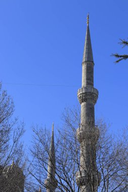 Döşeme Çatı ve Mavi Gökyüzüne Karşı Arched Windows. Mavi cami aya sothe, İstambul Camii, Turki Camii, Turki, 13 Şubat 2020
