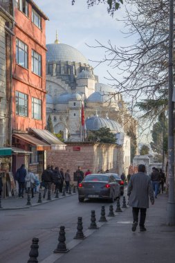 Kubbeler, Taş Duvarlar ve Parmaklıklı Pencereler Manzarayı Güzelleştirir. Mavi cami aya sothe, İstambul Camii, Turki Camii, Turki, 13 Şubat 2020