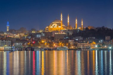 Şehir Işıkları ve Mimarisi ile Huzurlu Rıhtım Yansıması Mavi Camii, İstambul Camii, Turki Camii, Turki Camii, 13 Şubat 2020