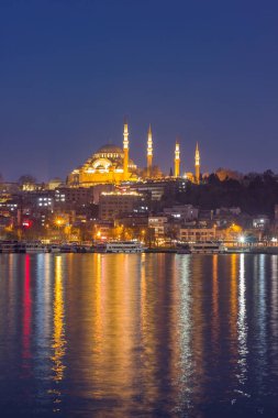 Şehir Işıkları ve Mimarisi ile Huzurlu Rıhtım Yansıması Mavi Camii, İstambul Camii, Turki Camii, Turki Camii, 13 Şubat 2020