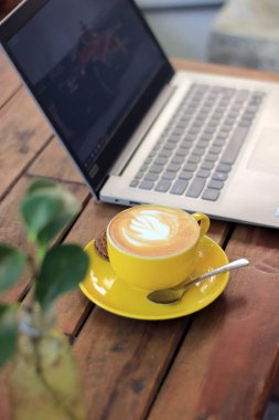 Kahve fincanı Tahta Masada Laptop açık ve Bitki Yakınında