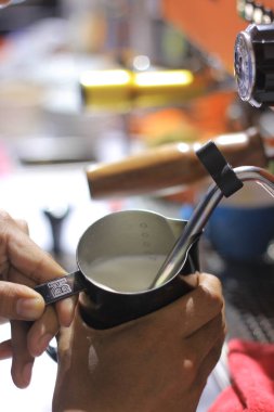 Buharlı Süt: Mükemmel Latte Sanatı ve Kahve İçecekleri İçin Buhar Asa ile Köpürme Teknikleri