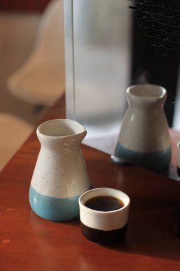 Sıvıyı yumuşak ve dikkatlice masaya dök Yansıma, Kupa, Sıvı, Döküm, Masa, Yansıma, Yumuşak, Dikkatlice, Mutfak, İç