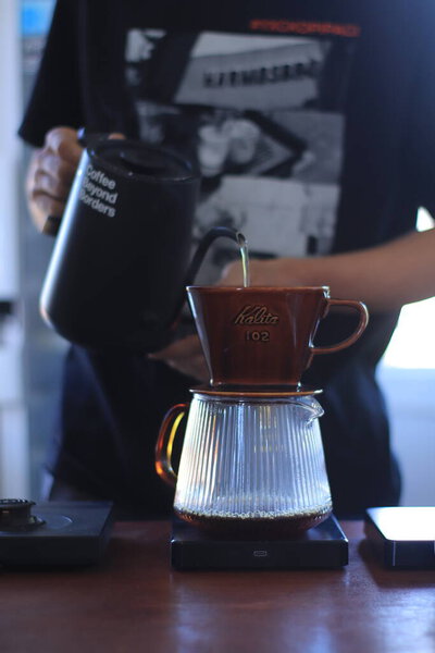 Налейте за кофе пивоварения создает ароматный утренний ритуал с горячей водой, фильтр, и кружка тщательно Подготовка вкусный напиток дома