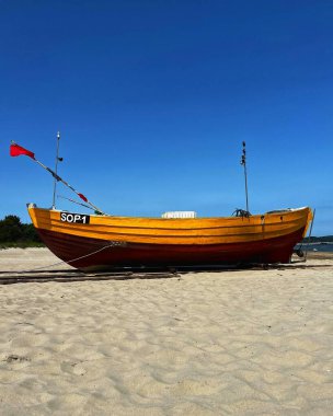 balıkçı tekneleri sahilde Sopot, Polonya