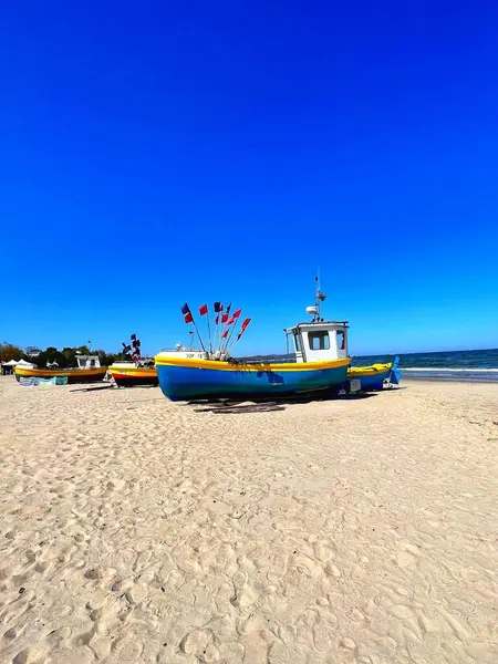 balıkçı tekneleri sahilde Sopot, Polonya