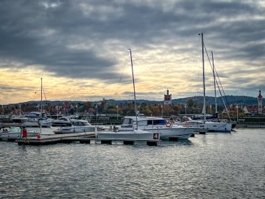 Yatlar Sopot 'taki yat limanında demirli. Pier Sopot, Polonya.