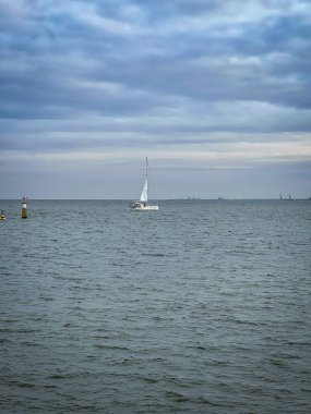 Yatlar Sopot 'taki yat limanında demirli. Pier Sopot, Polonya.