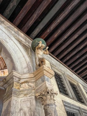 Vali 'nin Sarayı, duvarların ve tavanın zengin iç dekorasyonu. Venedik, İtalya.