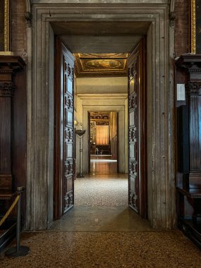 Vali 'nin Sarayı, duvarların ve tavanın zengin iç dekorasyonu. Venedik, İtalya.