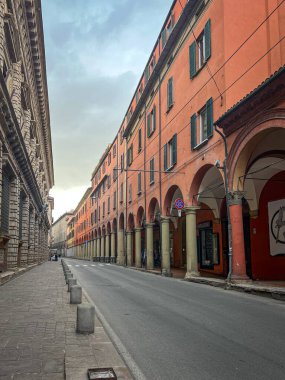 Bologna: Kızıl Şehrin Mimarisi